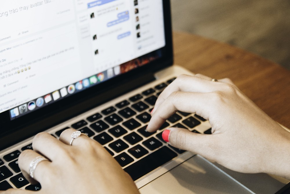 Demitida por Justa Causa: Postagens Ofensivas no LinkedIn Levam à Dispensa