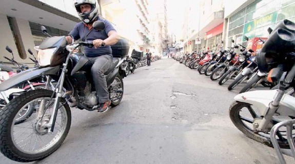 Motoboy conquista estabilidade após acidente, mesmo sem ciência da empresa
