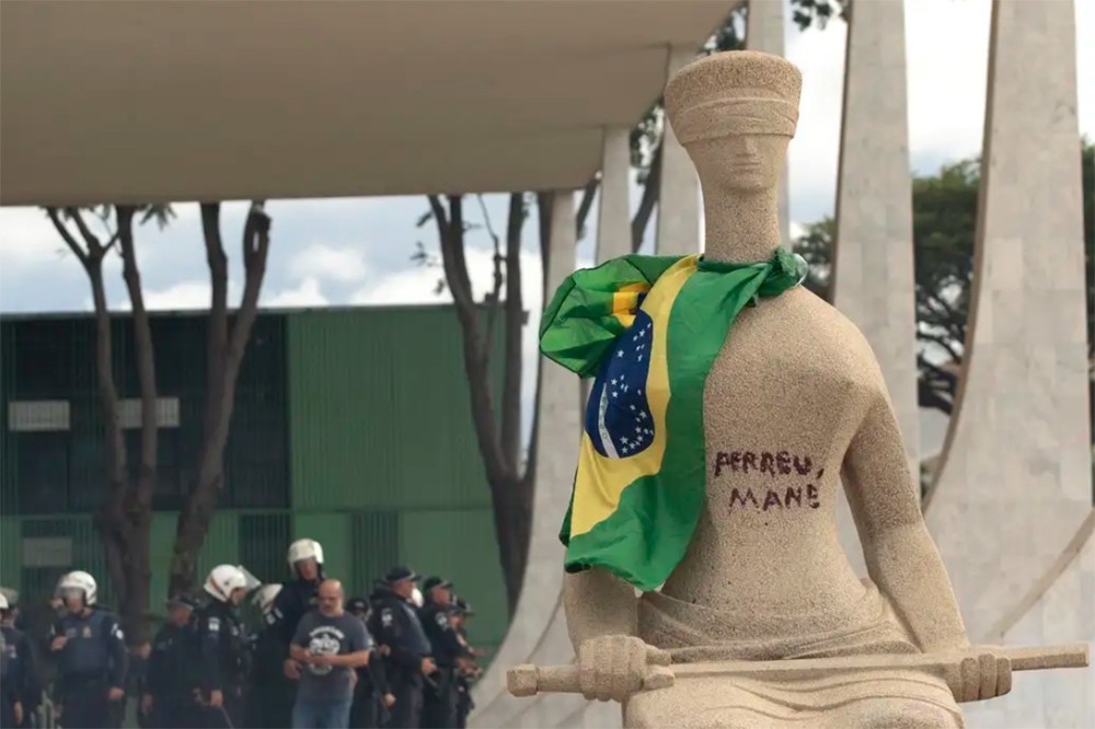 Fux reconsidera dosimetria da pena de mulher envolvida nos atos de 8 de janeiro