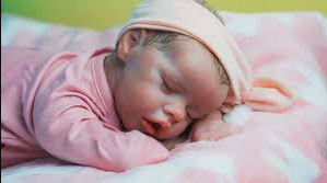 Demissão por pedido de licença para cuidar de bebê reborn levanta debate sobre saúde mental no trabalho