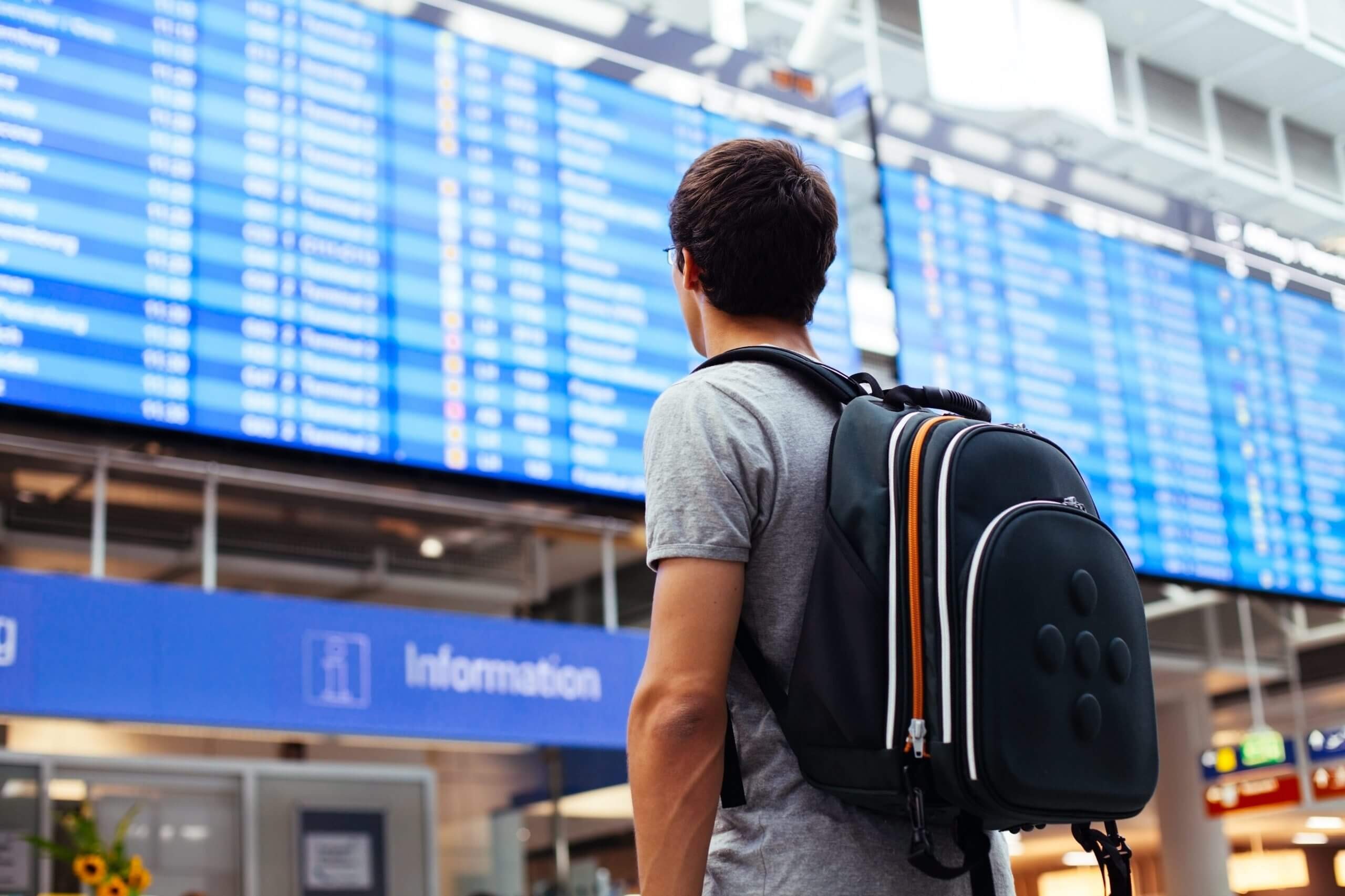 CVC é condenada a indenizar turistas por danos causados por alterações em voos